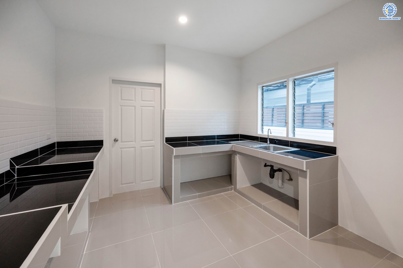 บ้านมือสองตกแต่งใหม่ จากแบรนด์ Sansiri โครงการ เศรษฐสิริ วงแหวน-สุขาภิบาล2 บ้านเดี่ยวหลังมุม เนื้อที่ 70.10 ตร.ว. พื้นที่ใช้สอย 166.20 ตร.ม. ฟังก์ชัน 3 ห้องนอน 3 ห้องน้ำ 1 ห้องแม่บ้าน 2 ที่จอดรถ ติดถนนใหญ่เสรีไทย ใกล้จุดขึ้นทางด่วน "วงแหวน-กาญจนาภิเษก" และ ใกล้รถไฟฟ้าสายสีชมพู "สถานีนพรัตน์"...